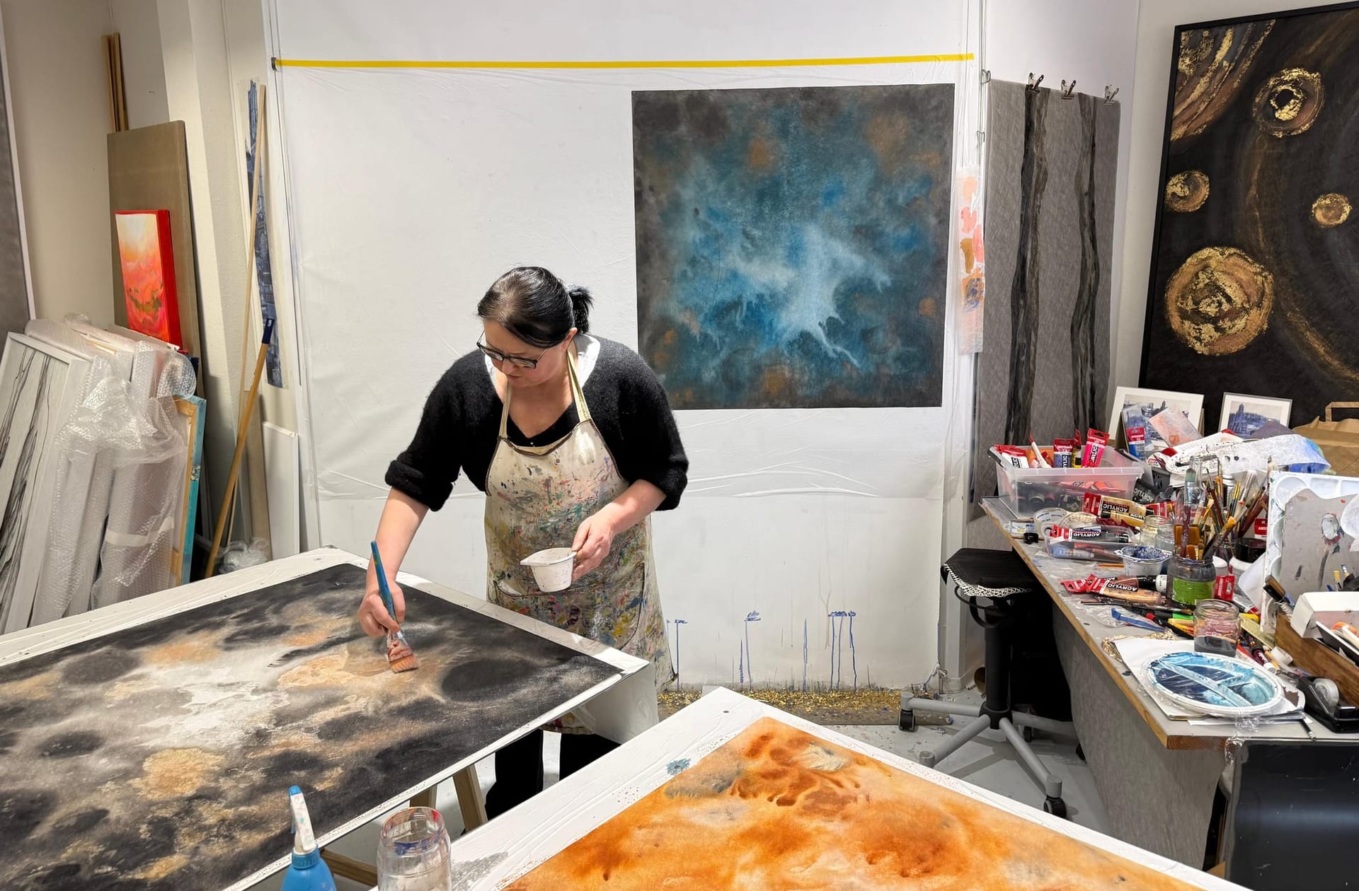 Aan het werk in het atelier